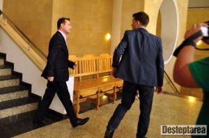 Ora 13.09. Primarul Stavarache iese grabit dinsala de judecata dupa ce a aflat ca va fi arestat preventiv