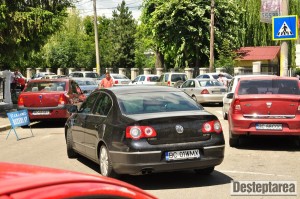 Ora 13.10: Masina in care se afla primarul Bacaului demareaza in tromba din fata Curtii de Apel.