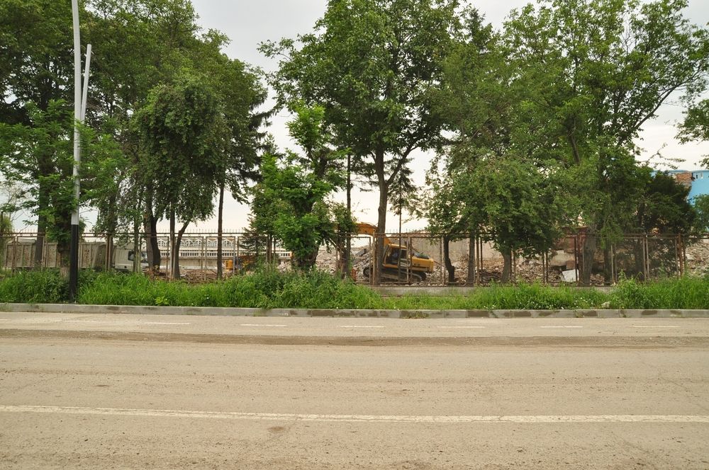 Acum, Fabrica de bere este distrusa bucata cu bucata