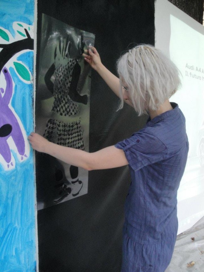 Ema aranjand o viitoare expozitie