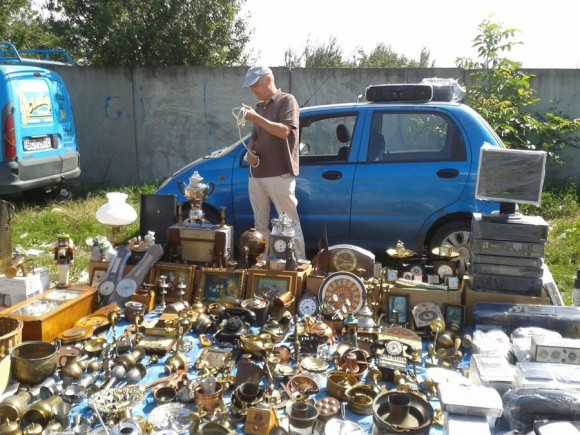 Paul Chifu si standul cu antihitati