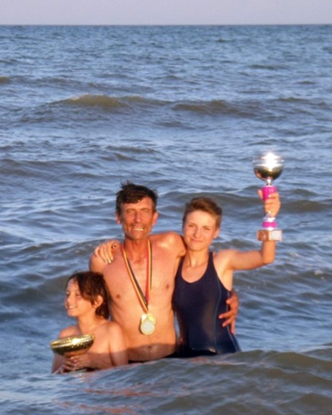 Bucuria victoriei  o baie in mare