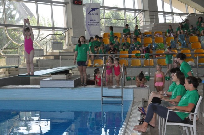 ora 12.00 sarituri in apa