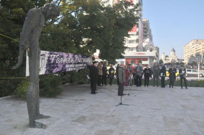 Omagiu lui Bacovia la statuia Poetului: Câstigatorul Premiului National “George Bacovia” Adam Puslojic, alaturi de Geo Popa