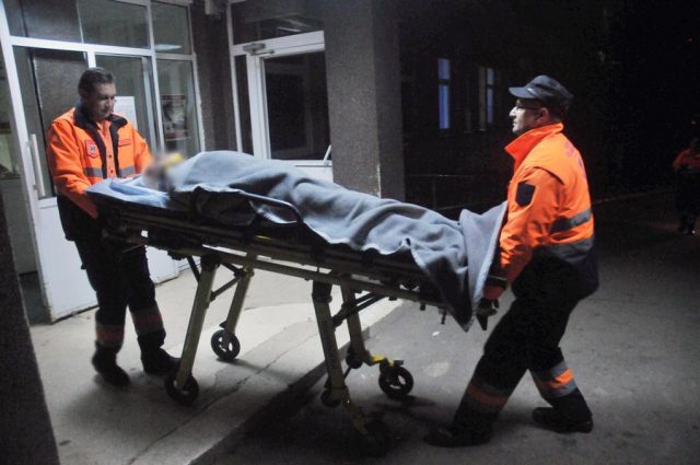 Pacientii sunt preluati de medicii de la spital/ foto: Liviu Maftei