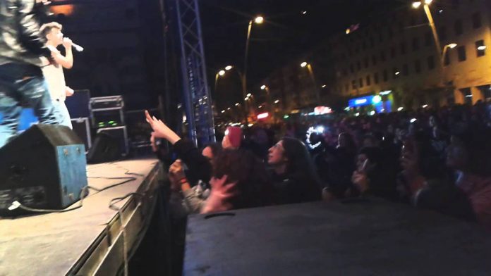 Baietii de la trupa Maxim au isterizat fanele din Bacau