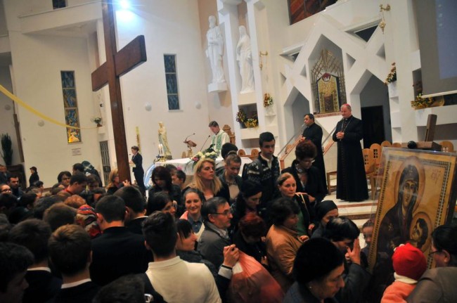 Sute de credinciosi s-au rugat la crucea si icoana Zilelor Mondiale ale Tineretului/ Foto Liviu Maftei.