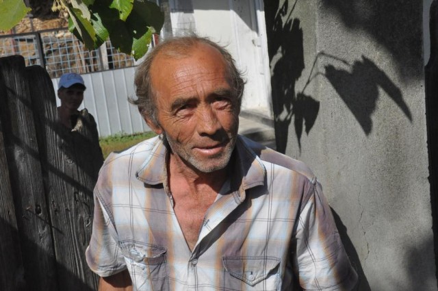 Ionel Rusu a gasit tezaurul in gradina de legume/ Foto: Ioan Bisca