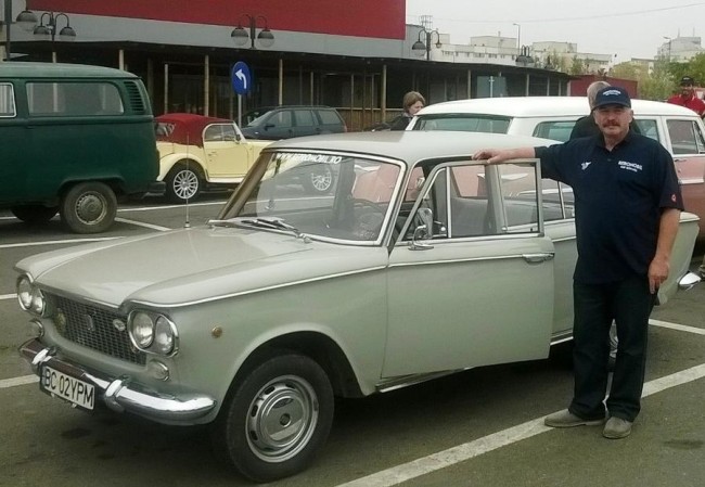 Nicolae Marin, lânga Fiatul 1300 personal (foto: Petru Done)
