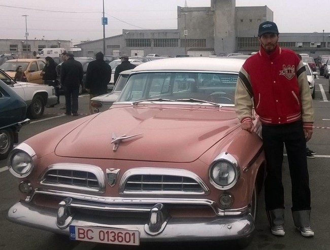 Andrei Bontas si Chrysler-ul sau din 1955 (foto: Petru Done)