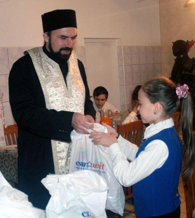 Preotul Constantin Gherasim, coordonatorul activitatii social-filantropice./ Foto Liviu Maftei