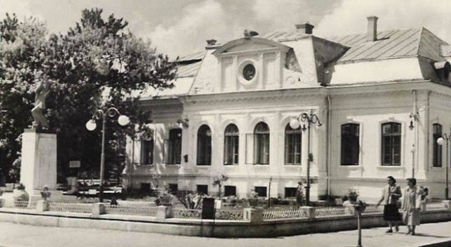 Statuia lui Vasile Roaita din centrul orasului