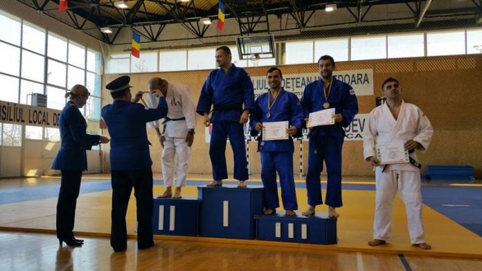 sportiv isu Sorin Tasca (foto stanga) podium locul III
