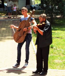Gordunasul si violonistul tin hangul dansatorilor din „Datina stramoseasca” (Foto: Petru Done)