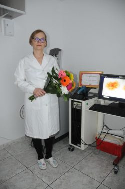 dr. Cristina Stănescu, Administrator S.C. Fox Stănescu SNC, pentru curajul de a înființa în Bacău una dintre primele clinici medicale private și de a aborda cele mai moderne metode din dermatologie și medicină estetică. 