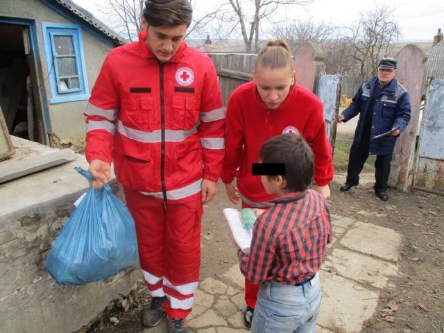 Crucea Rosie imparte bucurii oamenilor nevoiasi/ Foto: Crucea Rosie 