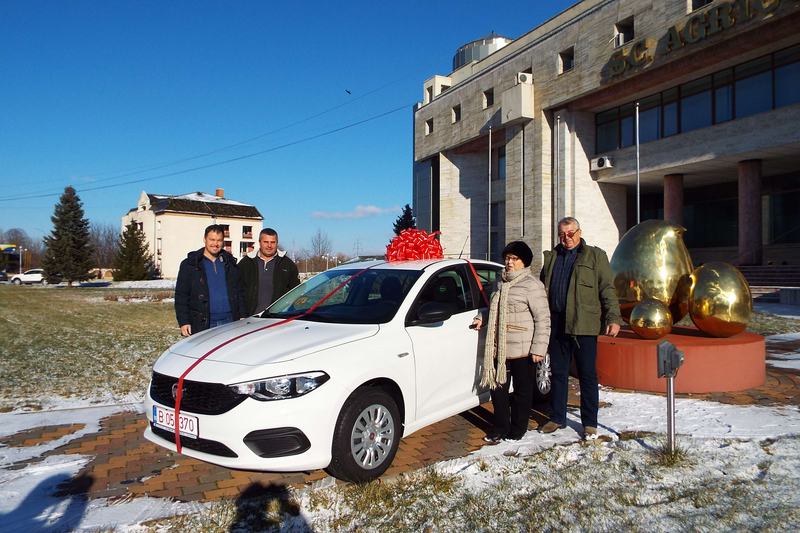 Familia Grozoiu si premiul câstigat de la Agricola (Foto: Petru Done)