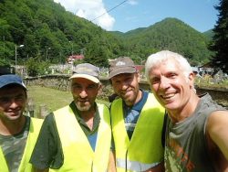 Gr. mr. (r) Iordache Olaru (dreapta), alături de salariații Primăriei, la finalul zilei de muncă