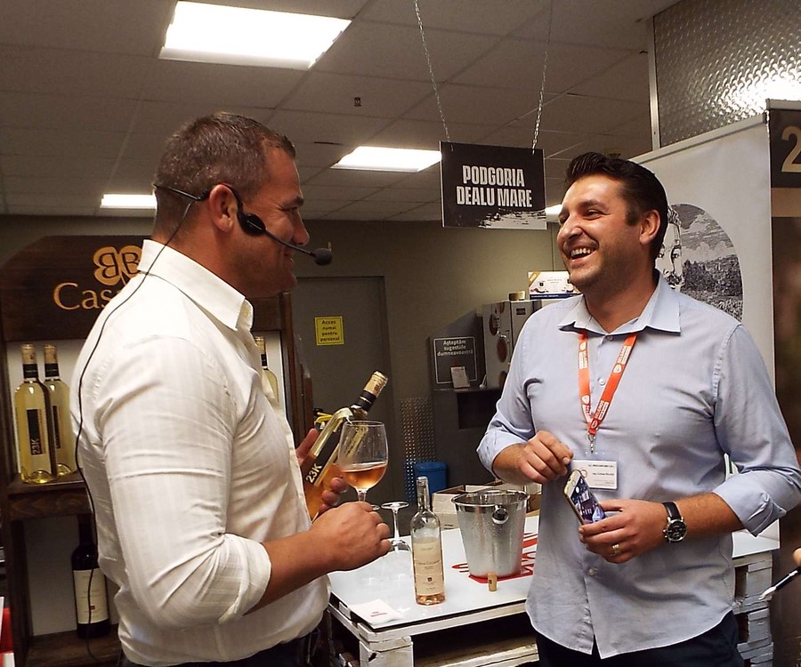 Unul dintre degustătorii vinului cu foiță de aur este sportivul Ionuț Iftimoaie (stânga), aici alături de Cristian Niculiță