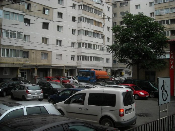 Lupta orgoliilor se duce în blocul aflat peste drum de Colegiul Economic „Ion Ghica”/foto: Ramona Ionescu