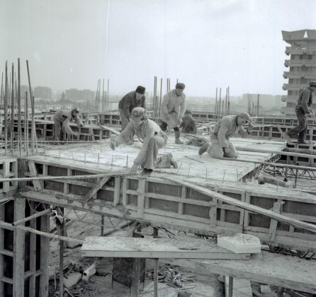 pe acoperisul blocului de la Select