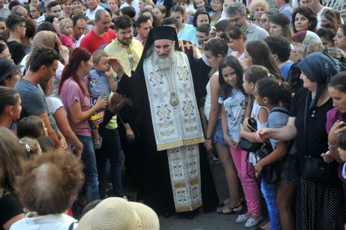 ÎPS arhiepiscop Ioachim, alături de elevii băcăuani, la Biserica „Sf Dumitru” / Foto: Liviu Maftei