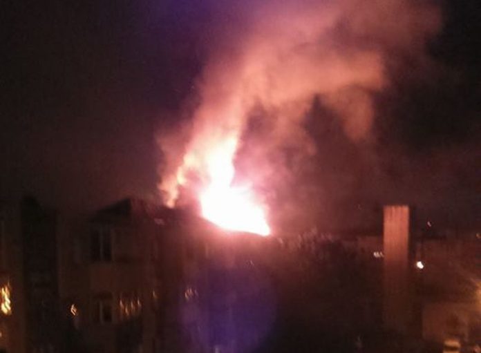 Bacău: Acoperişul unui bloc a luat foc azi-noapte