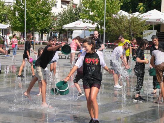 Bătaie cu apă în Piața Tricolorului