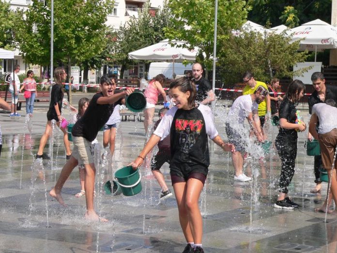 Bătaie cu apă în Piața Tricolorului