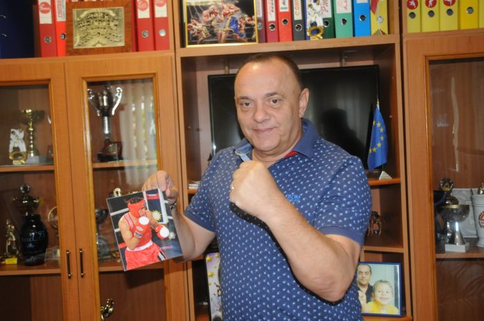 Box: Relu Auraș: „Bate-l, Roli!”