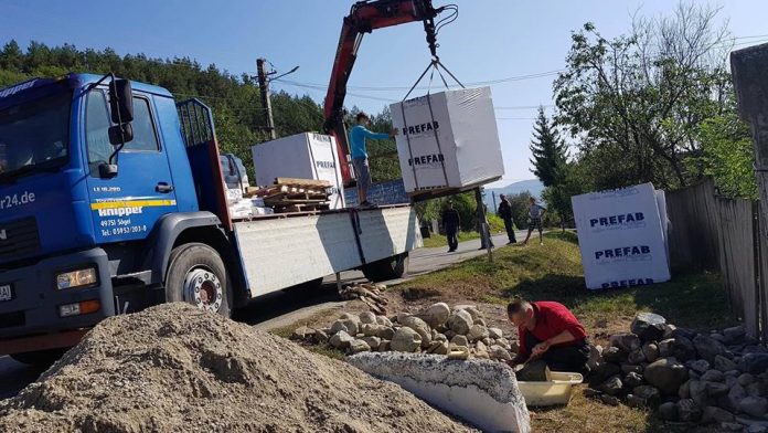 Locuitorii din Bârsănești reconstruiesc casa unui localnic fără posibilități materiale