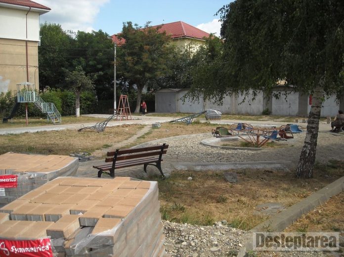 Locul de joacă necesită refacerea totală/foto: Ramona Ionescu