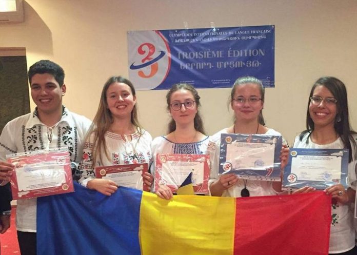 Ana Maria Vieru (a doua din stânga) în grupul de elevi români la olimpiada din Armenia