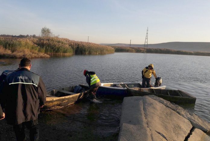 Polițiștii au distrus bărcile braconierilor