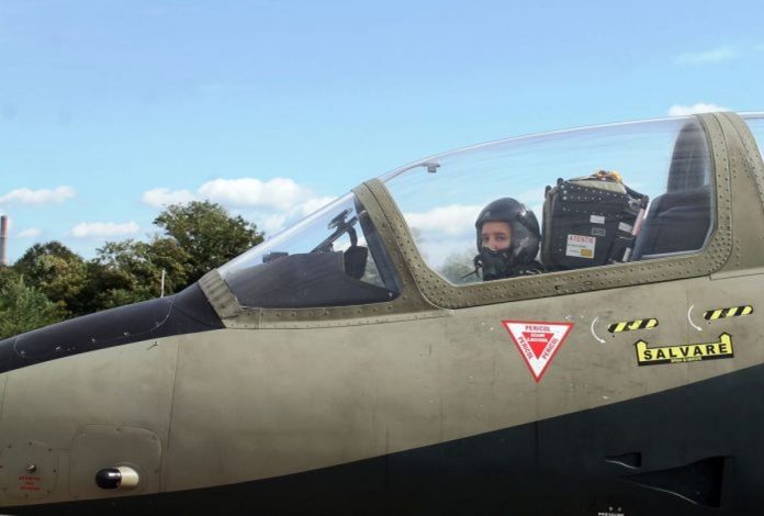 Diana Zamfir, prima femeie care a zburat singură noaptea cu un avion cu reacție