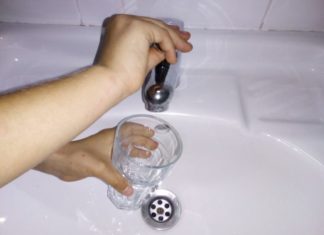 Restricții la furnizarea apei potabile în trei cartiere din Târgu Ocna, începând de marți