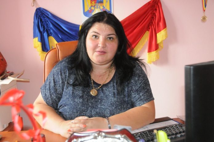 Albu Diana primar Poduri (4)