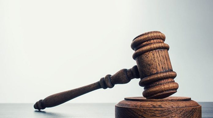 Bărbat din Bacău, condamnat cu suspendare după ce și-a răpit și agresat fosta parteneră în fața copiilor