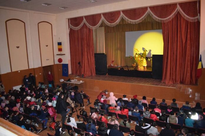 Elevii de la Karpen au jucat teatru la Filipesti 1