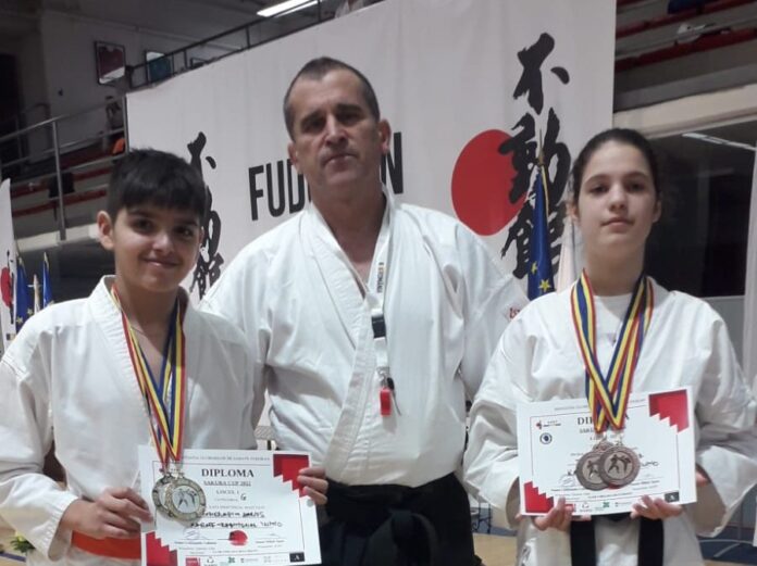 Fond karate initii