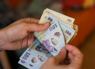 Profesorii primesc prima de carieră, dar peste 65% din bani trebuie cheltuiți pe cursuri aprobate de Minister