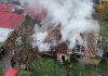Incendiu la o casă părăsită din municipiul Bacău – pompierii au intervenit prompt