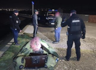 Doi bărbați depistați de jandarmi în timp ce introduceau în apă plase monofilament