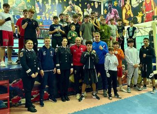 Polițiștii băcăuani au oferit ajutor și susținere unui tânăr pasionat de box