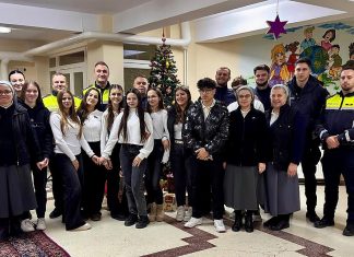 Polițiștii băcăuani au adus bucurie copiilor, în prag de sărbători