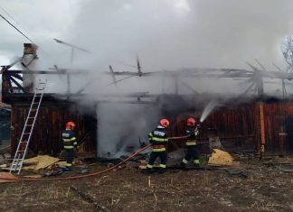Incendiu puternic la Agăș. O locuință și două anexe, distruse de flăcări