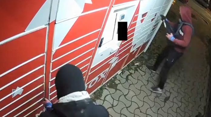 Doi tineri reținuți după ce au încercat să fure telefoane dintr-un easybox, în Bacău