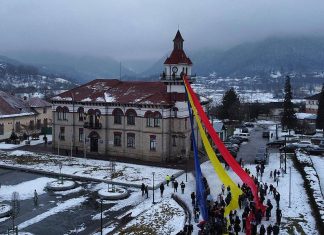 „Tricolorul călător”, simbol al unității românești, la Târgu Ocna