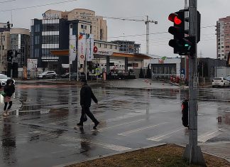 Semafoarele din mai multe intersecții au fost puse în funcțiune simultan; traficul a fost îngreunat