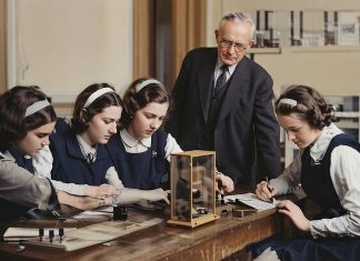 O oră obișnuită, o epocă întreagă” Liceul „Vasile Alecsandri” Bacău – laboratorul de fizică, februarie 1972